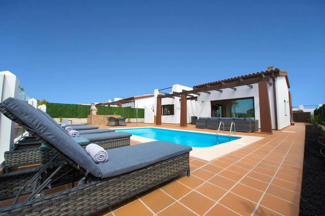 빌라 5 Star Luxury Villa, Private Heated Pool, Golf & Sea Views. 칼레타데푸스테
